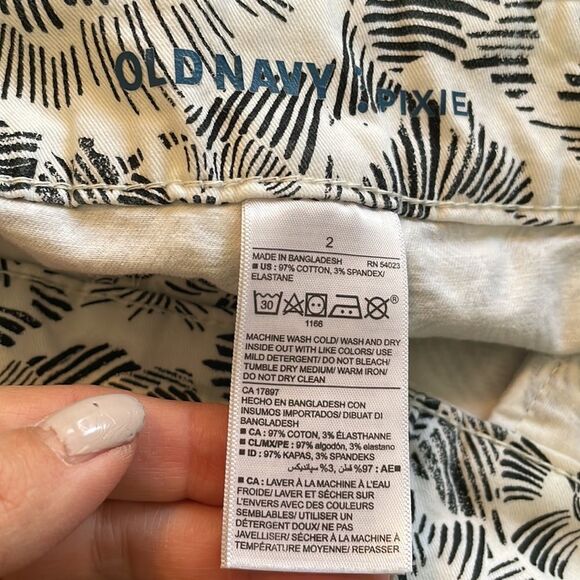 Old Navy “Pixie” black & white floral design shorts - Picture 5 of 5